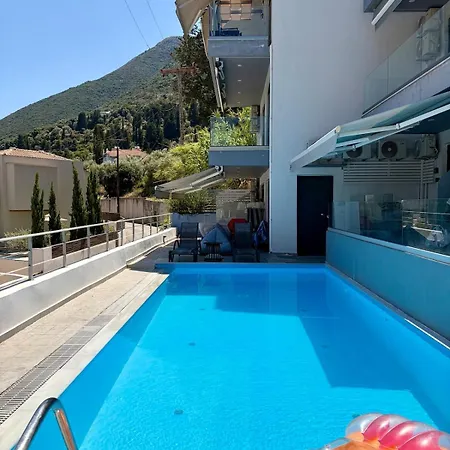 Charming With Pool In Apartament Nikiana
